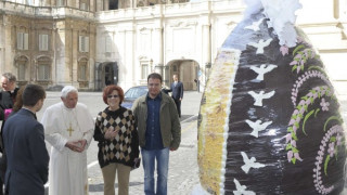 Зарадваха папата с огромно яйце