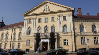 БАН стяга елитен университет само на английски