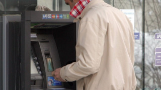 Пълнят банкоматите и по празниците