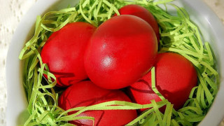 Велики четвъртък е, боядисваме яйцата