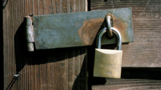 Майка заключи децата с катинар, бяга при любовник