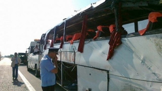 Автобус с 32-ма пътници изгоря в движение