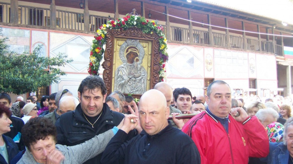 Стотици се молиха на Богородица в Бачково | StandartNews.com