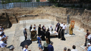 Светена вода бликна под нова църква