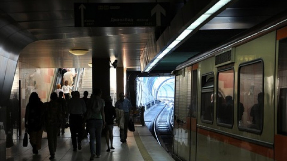 Порно сайт в метрото втрещи пътуващите | StandartNews.com