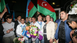 Царско посрещане на родните щангисти в Баку