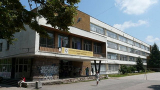 Гонят ученици заради униформи