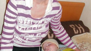 Баща преби болното си бебе