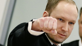 Брайвик отново поздрави съда със свит юмрук