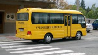 ТИР удари училищен автобус