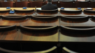 Вотът става битка за микрофона