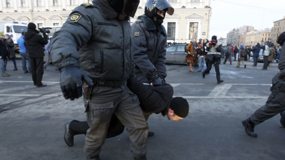 Руската полиция сменя палката с перце | StandartNews.com