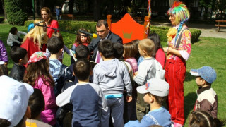 Кметът на Видин чете приказката за вълка и седемте козлета