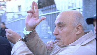 Осъдиха Цар Киро и за средния пръст