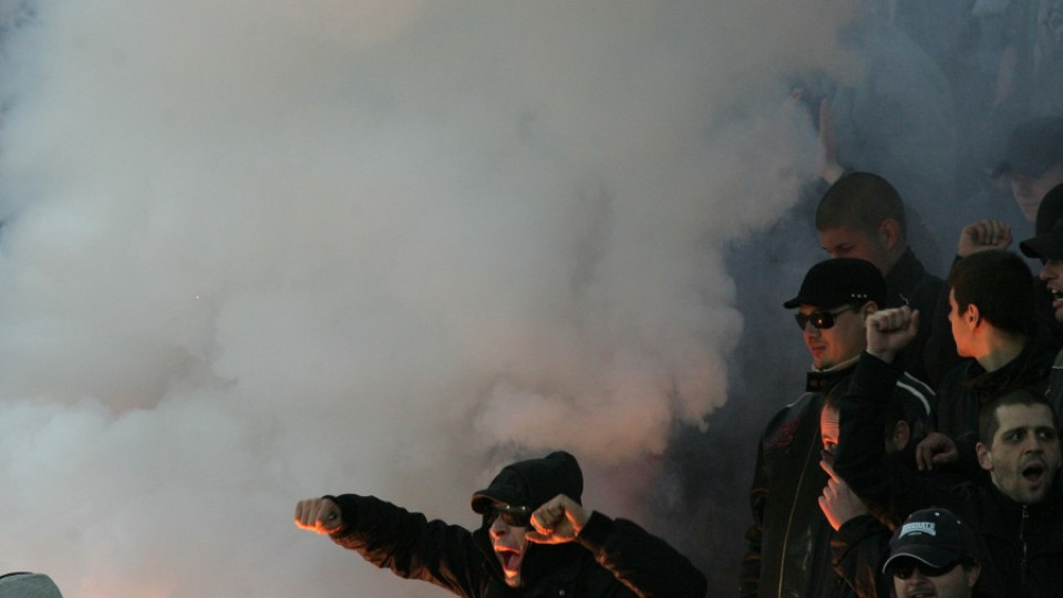Хванаха 46 гранати за вечното дерби | StandartNews.com