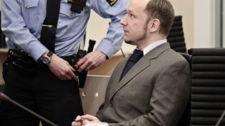 Хиляди протестират с песен срещу Брайвик