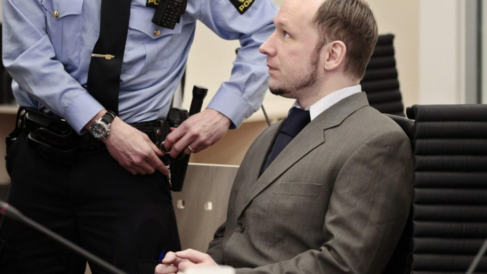 Хиляди протестират с песен срещу Брайвик | StandartNews.com