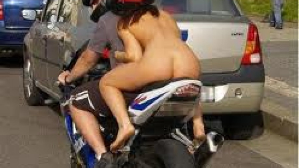 Глобиха гола мотористка, карала без каска | StandartNews.com