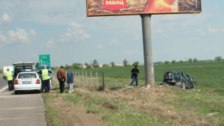 БМВ се размаза в билборд на "Тракия"
