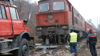 Влак отнесе кола, шофьорът оцеля