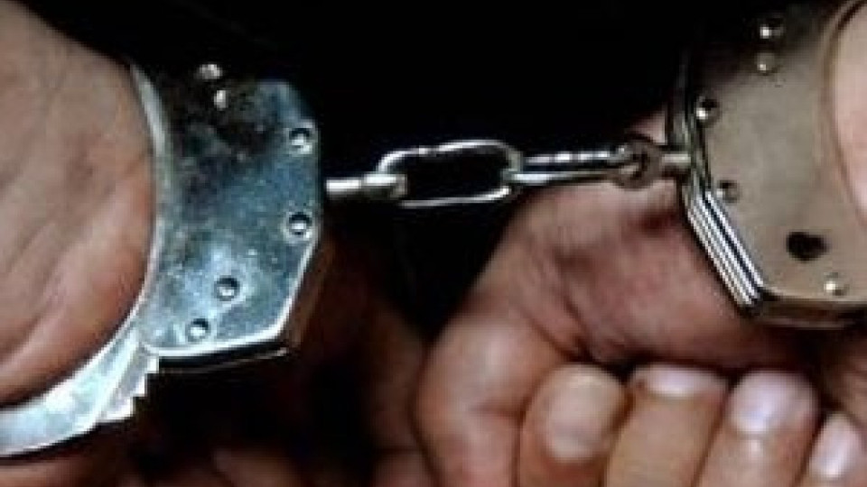 Арестуван съветник цъфна на общинска сесия | StandartNews.com