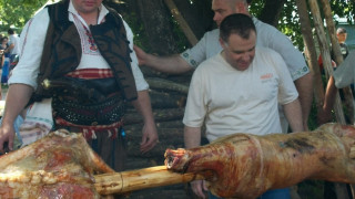 Миро Найденов въртя чеверме край Арбанаси