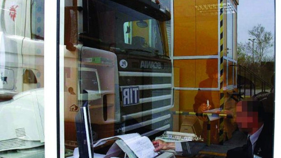 Четирима от задържаните митничари остават в ареста | StandartNews.com