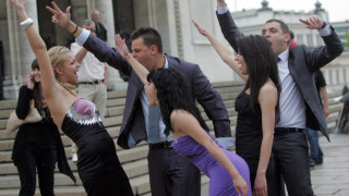 Хитът на 2012: На бала пешком 