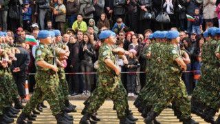 Вертолет „Ми–17” откри военния парад