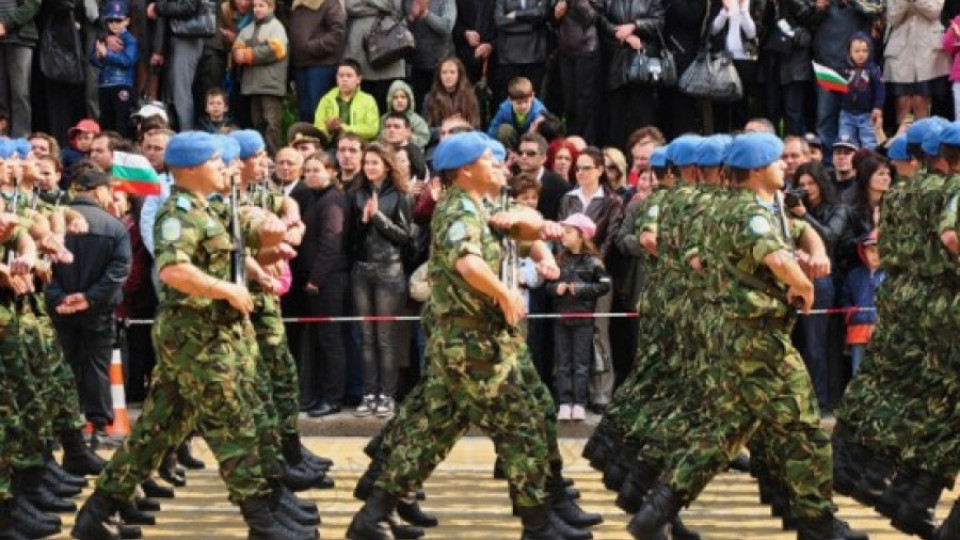 Вертолет „Ми–17” откри военния парад | StandartNews.com