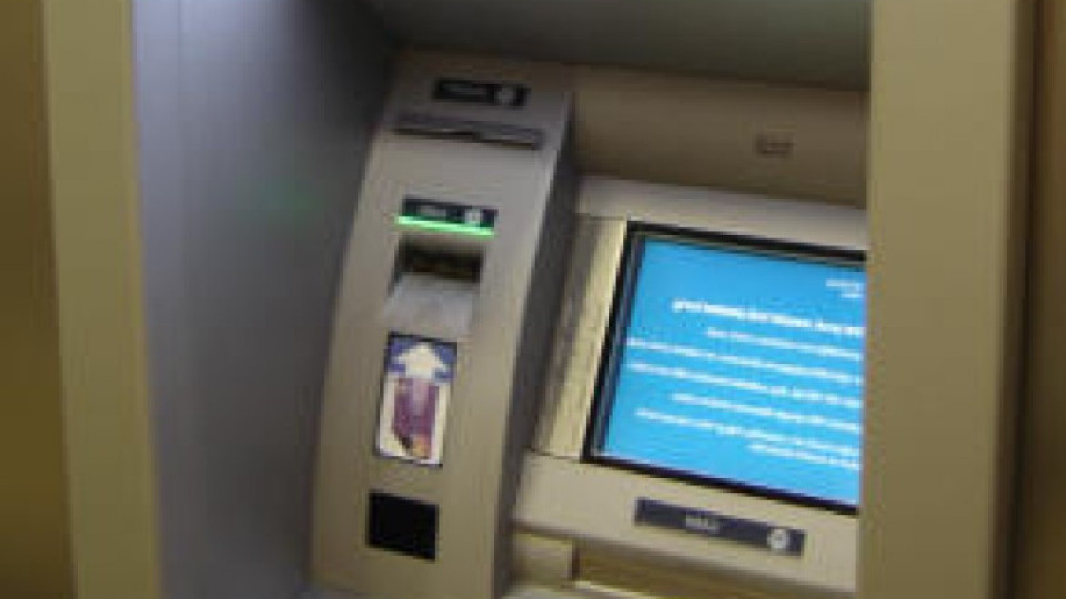 По-малко теглим от банкомат, повече плащаме с карти | StandartNews.com
