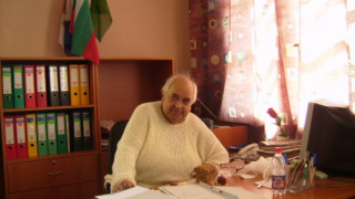 Кмет-бунтар се върза за бюрото си