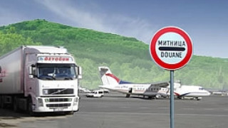 "Бомби" цъкат на още две митници