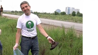 Плевнелиев събра чувал с боклуци за 15 минути