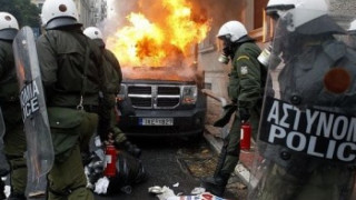 Гръмнаха офис на данъчната служба в Атина
