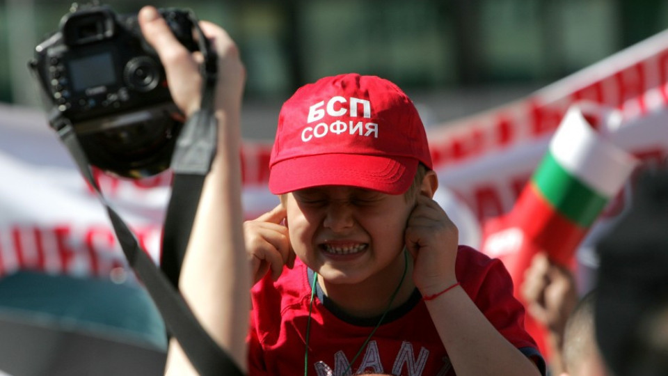 Бой и сълзи за червени делегати | StandartNews.com