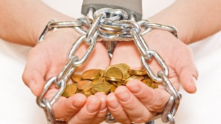 Трупаме дългове заради забавени заплати