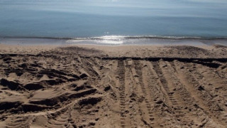 Вадят пясък от морето за плажа