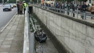 Мощен джип летя 7 метра и падна в корито на река