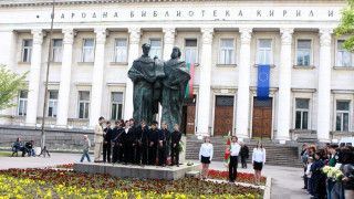 Пазят с камери китките пред Библиотеката