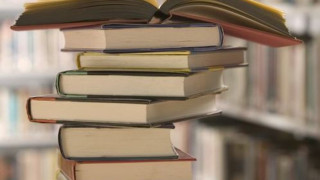 Студенти в треска за книги на промоция