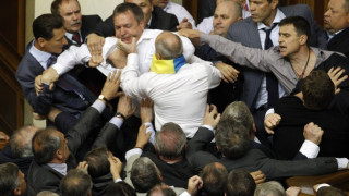 Украински депутати се биха заради руския език (ВИДЕО)