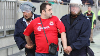 Плащат с драхми в лондонски пъб