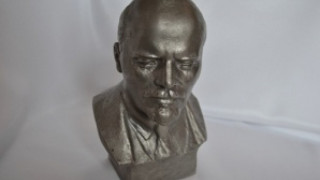 Крадец задигна бюст на Ленин и домашна ракия