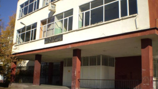 Срина се фасада на училище в София