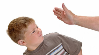 Родител преби учител, шамаросал сина му