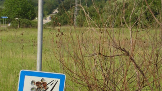 Пенсионер предава пътни знаци за вторични суровини