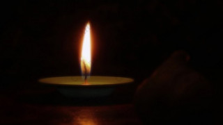 Кръв прокапа от свещ за неопят покойник