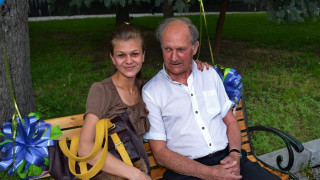 Подариха пейка в парка на рожденик