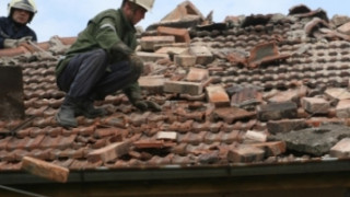 Вдигат сватба сред руините от земетръса